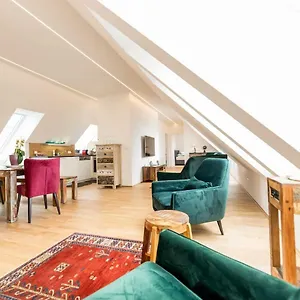 Grosse Dachgeschosswohnung Im Herzen Von Graz